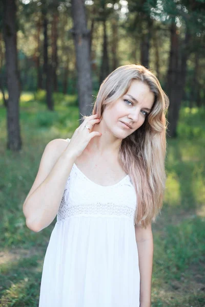 夏の自然で長い髪を持つ美しい若い女性の肖像画 — ストック写真