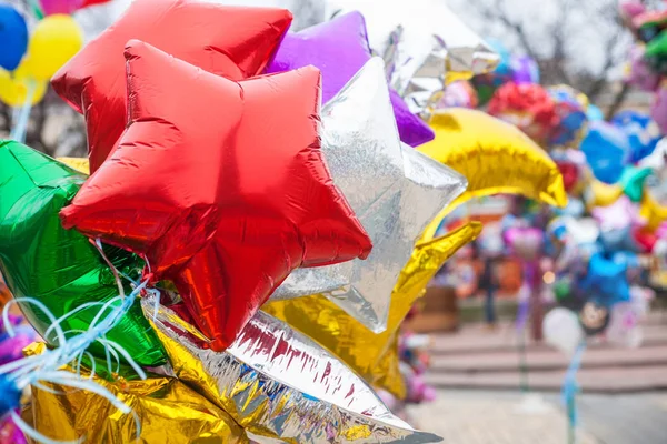 Bir Sokak Tatil Sırasında Parlak Renkli Parlak Balonlar — Stok fotoğraf