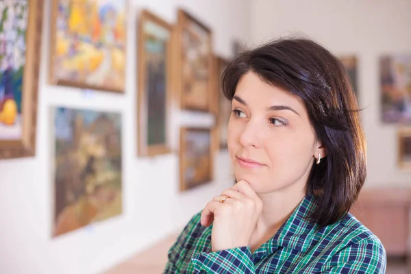 Mujer Joven Mirando Pintura Galería Arte — Foto de Stock