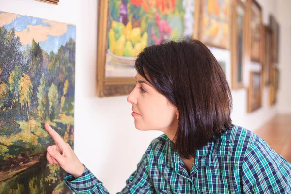 Молодая Женщина Смотрит Картину Художественной Галерее — стоковое фото