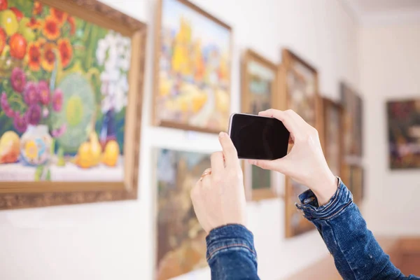 Wanita Memotret Sebuah Lukisan Pameran Galeri Seni — Stok Foto