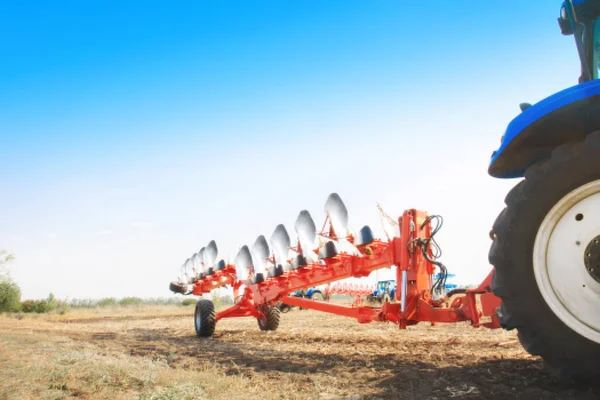 Tractor Campo Con Arado Concepto Trabajo Campo Industria Agrícola —  Fotos de Stock