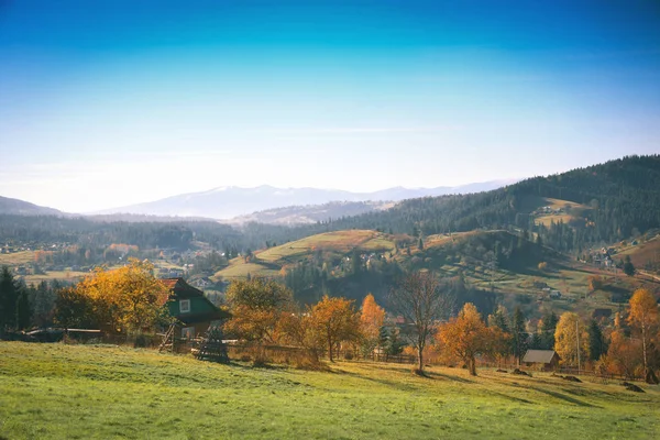 Осенний Пейзаж Горного Склона Фоне Неба — стоковое фото