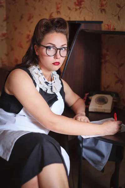 Mooie Vrouw Met Bril Zitten Aan Tafel Ondertekening Van Een — Stockfoto