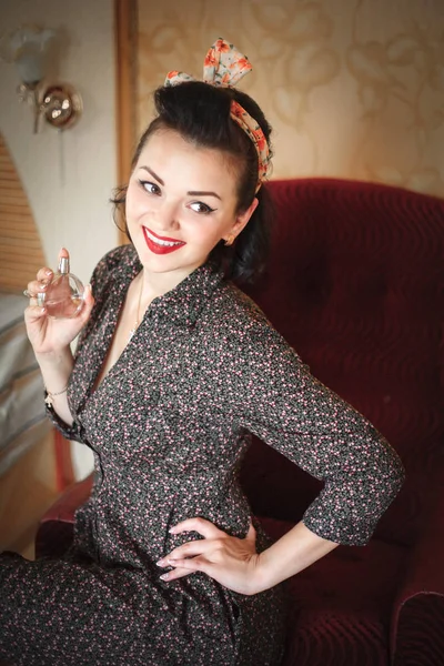 Menina Com Perfume Close Bela Jovem Mulher Muito Sorridente Pinup — Fotografia de Stock