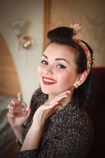Meisje Met Parfum Closeup Mooie Jonge Vrouw Vrij Lachende Pinup — Stockfoto
