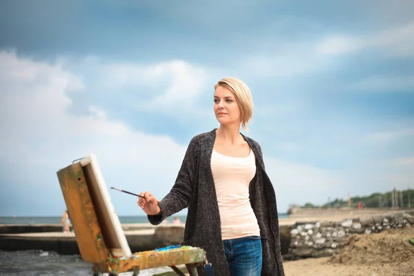 Beautiful Young Woman Painting Background Sea Sky Concept Creativity Beautiful — Stock Photo, Image