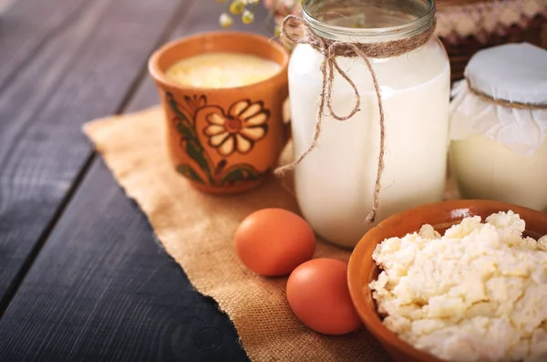 Una Lattina Latte Altri Prodotti Agricoli Tavola Natura Morta Stile — Foto Stock