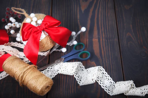 クリスマス ツリーのためのおもちゃを作る 手作りの新年装飾 コピー スペース — ストック写真