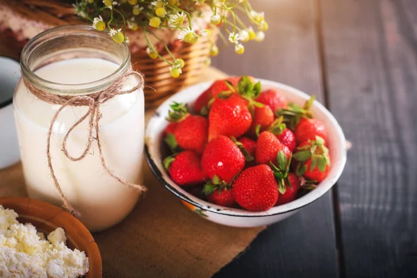 Natura Morta Prodotti Agricoli Latte Fragola Tavola Primo Piano — Foto Stock