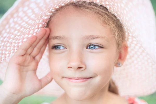 Yaz Portre Pembe Şapkalı Güzel Bir Kız Çocukluk Tatil Kavramı — Stok fotoğraf