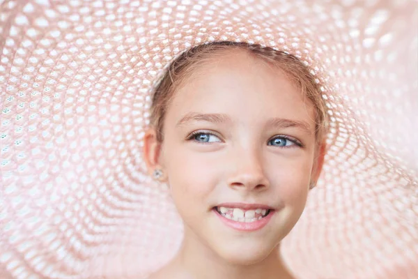 夏天的肖像 一个美丽的女孩在粉红色的帽子 童年和假期的概念 — 图库照片