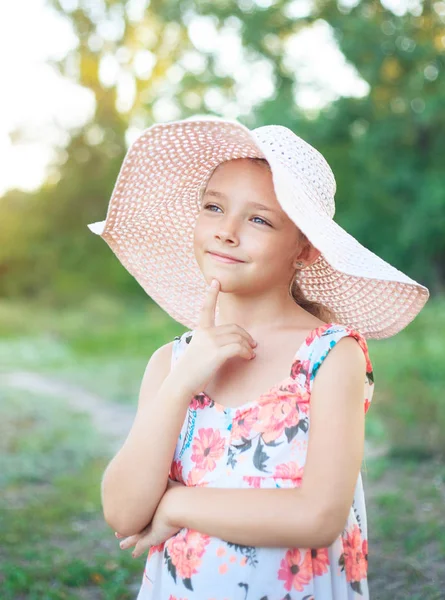 一个美丽的学校女孩穿着粉红色的帽子在日落的阳光下 在城市外的自然夏日夜晚 — 图库照片