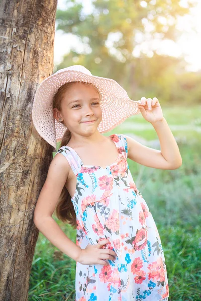 Vacker Flicka Rosa Hatt Solnedgången Sommarkväll Naturen Utanför Staden Strålar — Stockfoto