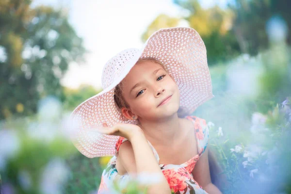 Krásná Dívka Růžové Čepici Létě Zelené Zahradě Mezi Květy — Stock fotografie