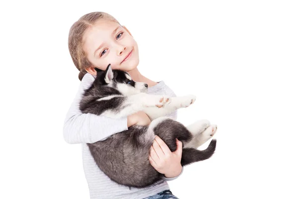 Söt Liten Flicka Kramar Husky Valp Isolerad Vit Bakgrund — Stockfoto