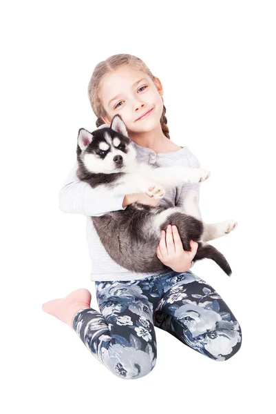 Roztomilá Holčička Objímat Husky Štěně Izolované Bílém Pozadí — Stock fotografie