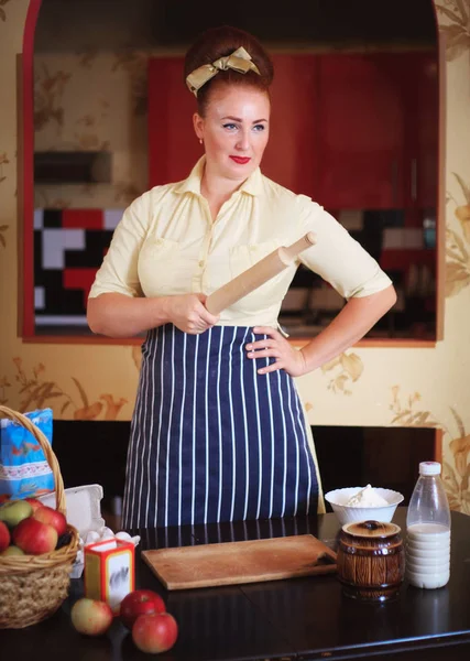 Kvinnan i köket. I händerna Hållande verktyg för matlagning. — Stockfoto