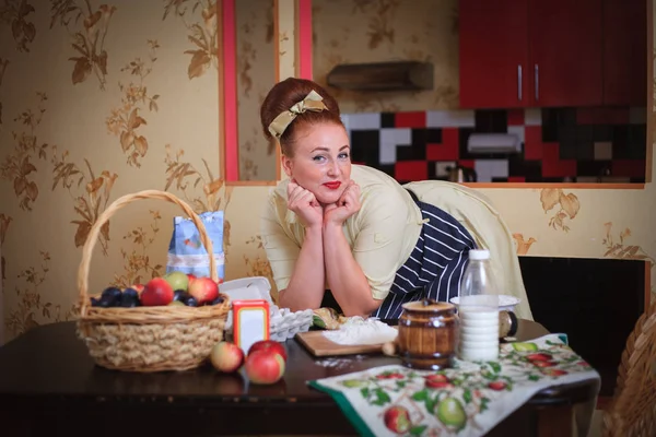 可爱的女人在厨房附近的桌子与产品和厨房用具 复古风格和复古风格 — 图库照片