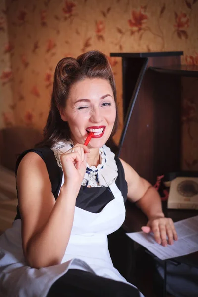 Hermosa Mujer Sonriente Sentada Mesa Firmando Documento Estilo Retro Vintage —  Fotos de Stock