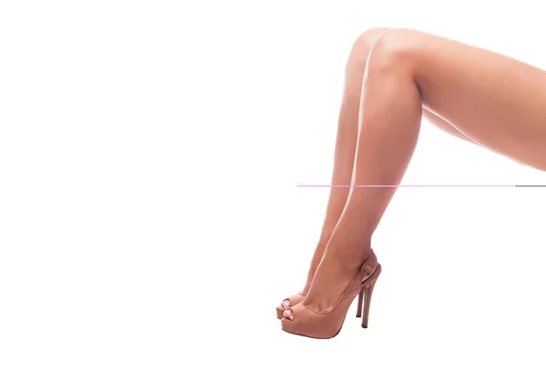 Štíhlé ženské nohy v béžové boty izolovaných na bílém pozadí — Stock fotografie