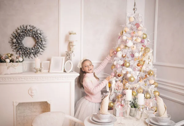 Hermosa niña con un vestido de pie cerca del árbol de Navidad. Vacaciones de invierno. Feliz Año Nuevo —  Fotos de Stock