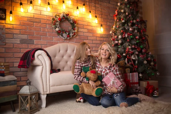 新しい年インテリア クリスマス ツリーの近くで彼女の娘の美しい若い母親 冬の休暇の概念 新年とクリスマス — ストック写真
