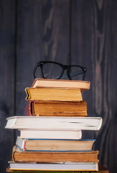 Pilha Livros Capa Dura Com Óculos Leitura Fundo Madeira Escura — Fotografia de Stock