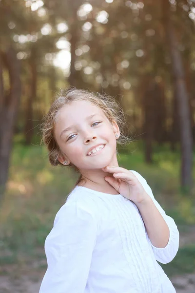 Linda Niña Edad Preescolar Naturaleza Retrato Con Emociones Positivas Feliz — Foto de Stock