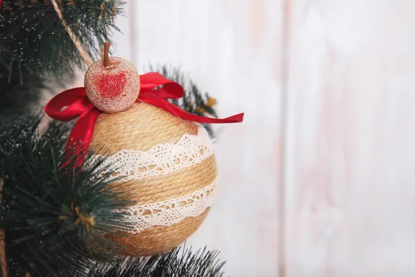 グッズ装飾と毛皮ツリー ブランチ コピー スペース クリスマスまたは新年の素朴な木製の背景 — ストック写真