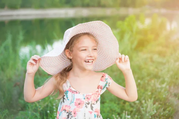 自然の中の幼稚園児のかわいい女の子 肯定的な感情を持つ肖像画 幸せな夏の日 — ストック写真