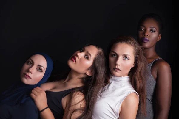 Портрет четырех девушек разного цвета кожи и национальности в студии — стоковое фото
