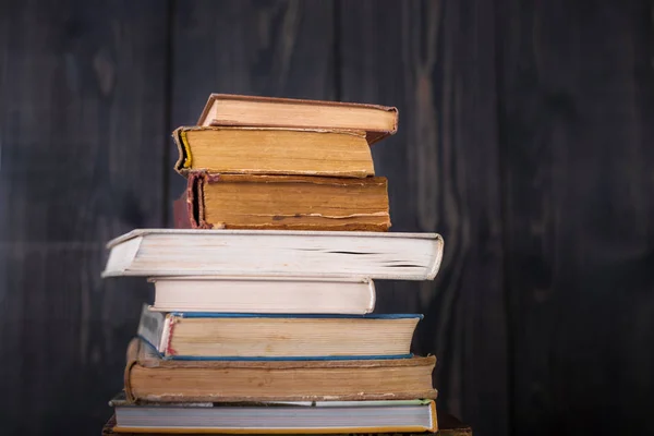 Stapel Gebundener Bücher Auf Dunklem Holzgrund Zurück Zur Schule — Stockfoto