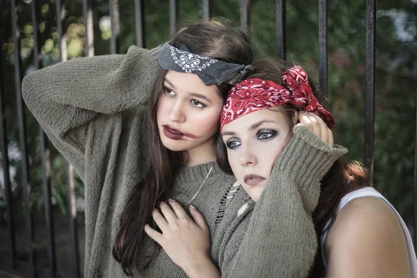 Portrait Two Girls Outdoors Concept Difficult Teenagers Bad Students Representatives — Stock Photo, Image