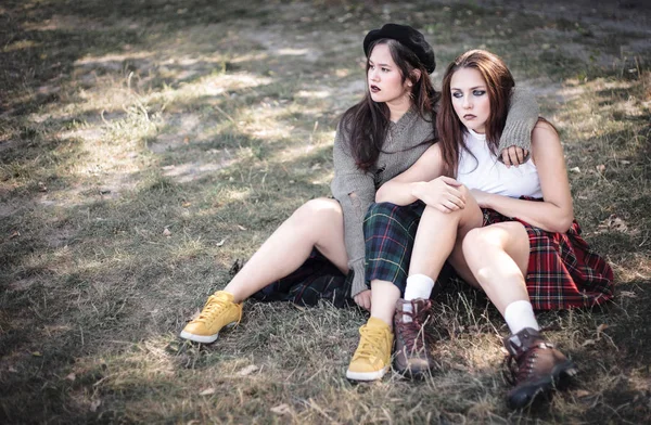 Dos Chicas Pasan Tiempo Juntas Aire Libre Concepto Adolescentes Difíciles —  Fotos de Stock