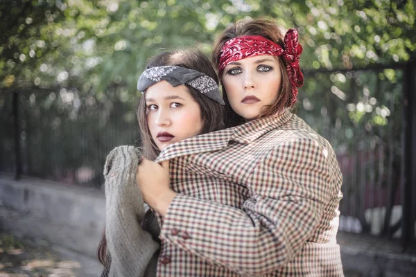 Portrait Two Girls Outdoors Concept Difficult Teenagers Bad Students Representatives — Stock Photo, Image