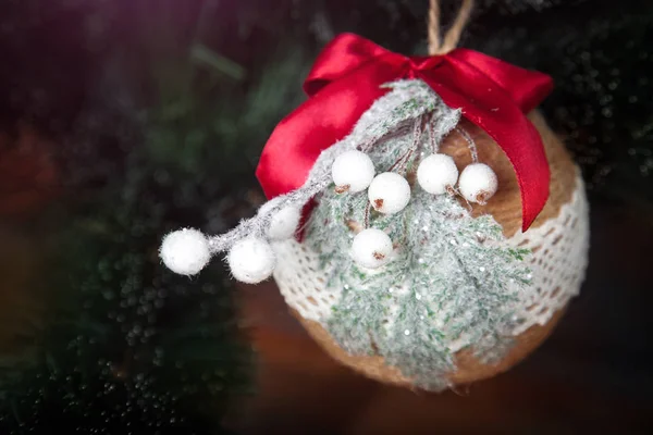 グッズ装飾と毛皮ツリー ブランチ コピー スペース クリスマスまたは新年の素朴な木製の背景 — ストック写真