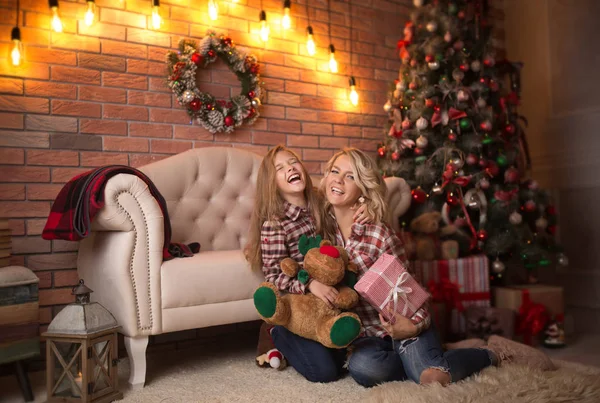 Mooie Jonge Moeder Met Haar Dochter Het Nieuwjaarsinterieur Bij Kerstboom — Stockfoto