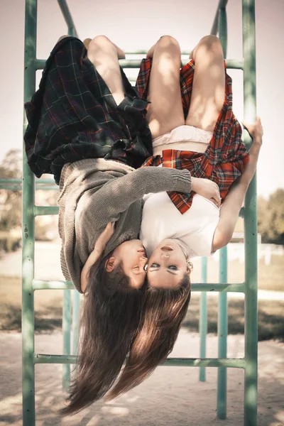 Duas Raparigas Penduradas Num Bar Horizontal Num Abraço Conceito Adolescentes — Fotografia de Stock