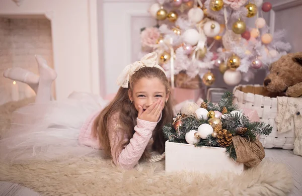 Buona Festa Natale Bella Bambina Con Vestito Vicino All Albero — Foto Stock