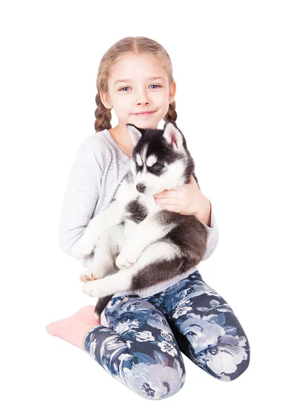 Linda Niña Abrazando Cachorro Husky Aislado Sobre Fondo Blanco — Foto de Stock