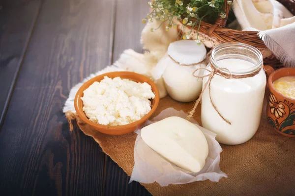 Una Lattina Latte Altri Latticini Sul Tavolo Natura Morta Stile — Foto Stock