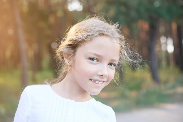 Schattig Klein Meisje Van Voorschoolse Leeftijd Natuur Portret Met Positieve — Stockfoto