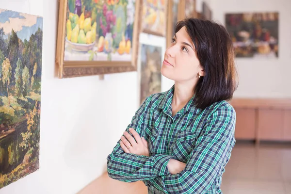 Молодая Женщина Смотрит Картину Художественной Галерее — стоковое фото