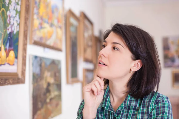 Retrato Una Mujer Joven Mirando Una Pintura Una Galería Arte —  Fotos de Stock