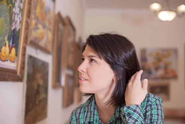 一个年轻女子在美术馆或博物馆看画的肖像 美术理念 — 图库照片