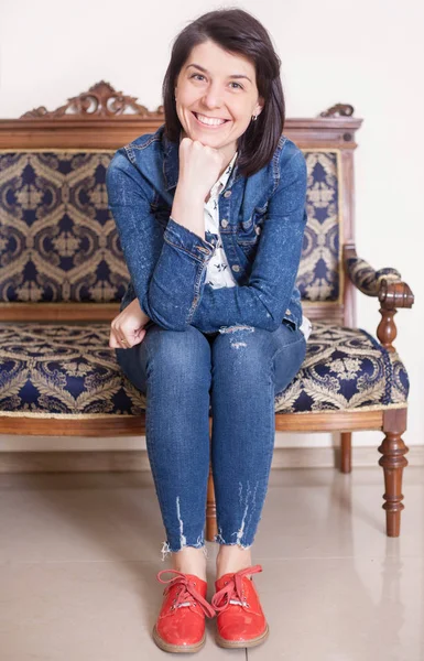 Beautiful Casual Woman Smiling White Background Sitting Sofa — Stock Photo, Image