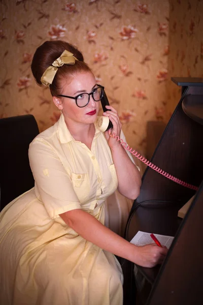 Mooie Vrouw Met Glazen Praten Aan Telefoon Met Een Document — Stockfoto