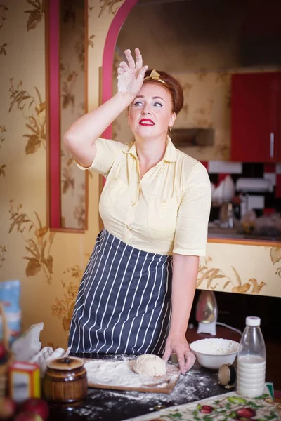 Yorgun Kadın Mutfakta Hamur Yapar Retro Tarzı Vintage — Stok fotoğraf