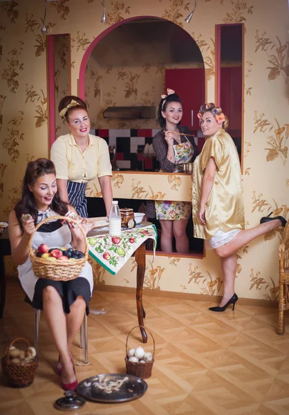 Fyra Kvinnor Köket Talar Och Matlagning Begreppet Vänskap Hushåll Retrostil — Stockfoto